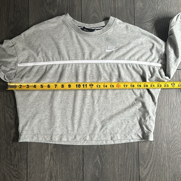Woman’s Nike crop long sleeve - Picture 3 of 5